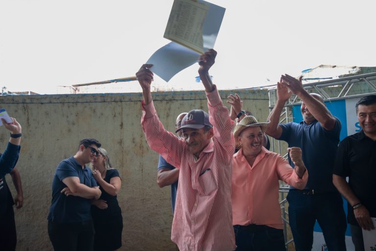 Prefeitura entrega 180 matrículas de unidades habitacionais para moradores do Jardim Panorama