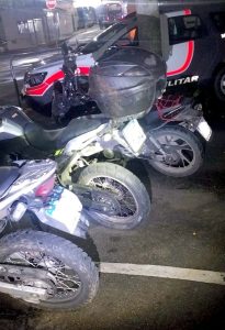 PM  apreende quatro motocicletas, arma e celulares roubados na divisa entre Arujá e Itaquá