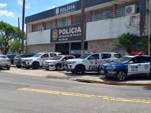 Bandidos aterrorizam família durante roubo a residência no Planalto