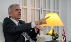 Embaixador Cubano Alerta: Medidas de Trump sobre Petróleo são “Política Genocida” que Sufoca a Ilha