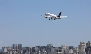 Greve na Argentina: Latam altera voos e passageiros buscam alternativas em meio a protestos contra reforma trabalhista