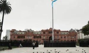 Reforma Trabalhista de Milei na Argentina: Advogado Alerta para Lucro Patronal e Subjugação do Trabalhador