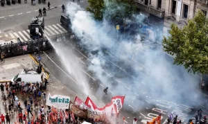Reforma Trabalhista de Milei na Argentina: Jornada de 12 Horas, Greves Limitadas e Polêmica no Congresso