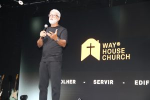 Cláudio Duarte ministra para cerca de mil pessoas na Way House Church