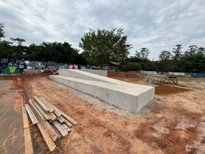 Obra da pista de pump track no Parque Ecológico avança e chega a 30% de conclusão