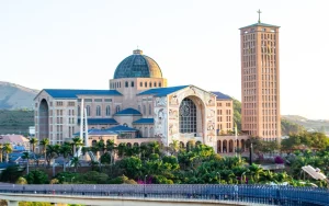Turismo Religioso em SP: Roteiros Abrangem de Aparecida a Terreiros de Matriz Africana, Incluindo Rota Budista e Judaica