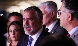 Base do Governo Pede Indiciamento de Bolsonaro e Flávio na CPMI do INSS por Organização Criminosa em Fraudes