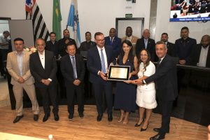 Entrega de título a Clau Camargo atrai grande público à Câmara de Arujá