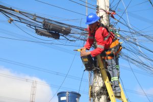 Encontro define retomada de mutirão para retirar fios irregulares de postes em Arujá