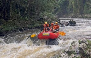 Defesa Civil de Itaquá participa de treinamento regional sobre uso de botes em enchentes