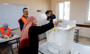 Palestinos votam em eleições municipais em Gaza e Cisjordânia: Um termômetro político em meio à guerra e à busca por um Estado