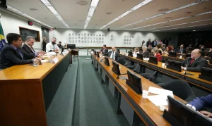 Conselho de Ética da Câmara adia decisão sobre deputados envolvidos em invasão da mesa diretora