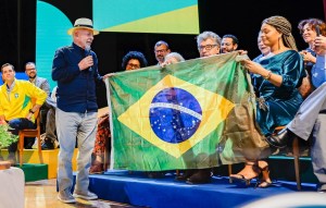 Lula defende uso do verde e amarelo pela esquerda: Não deixar para fascistas; veja repercussão