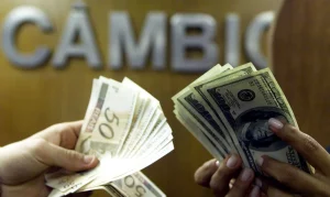 Dólar despenca e volta para R$ 4,99 após Trump adiar ataque ao Irã; Ibovespa tem leve queda