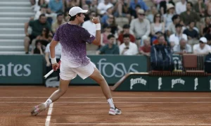 João Fonseca brilha em Roland Garros: Jovem brasileiro estreia com vitória esmagadora em Paris e avança na competição