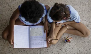 Metade dos Estudantes Não Vê Debate Antirracista na Escola: Estudo Revela Lacuna Educacional Crítica