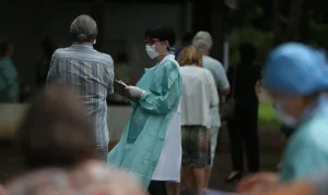 Fiocruz Revela: Medo de Quedas e Insegurança Urbana Afetam Milhões de Idosos Brasileiros, Revela Estudo Abrangente