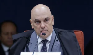 Moraes pede parecer da PGR para incluir Jair e Flávio Bolsonaro em inquérito sobre produção de filme e financiamento internacional