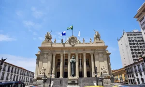 Banheiros Neutros no RJ: Projeto Aprovado na Alerj Gera Debate e Pedido de Veto por Deputada Trans