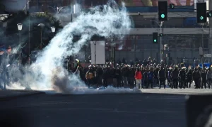 Bolívia: Presidente revoga lei do estado de exceção em meio a protestos e bloqueios de estradas