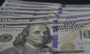 Dólar cede para R$ 5,03 com alívio no Oriente Médio e dados dos EUA, mas Ibovespa fecha em baixa