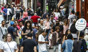 Brasil Cria 85,9 Mil Vagas em Abril: Setor de Serviços Lidera, mas Criação de Empregos Diminui 62,3% Frente a Março