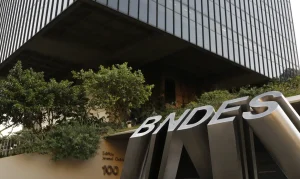 BNDES libera R$ 21 bilhões para renovar frota de caminhões e ônibus: veja como solicitar o financiamento