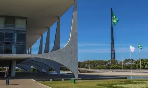Brasil Define Combate ao Crime e Rejeita Interferência Estrangeira, Acusa Família Bolsonaro de Buscar Intervenção nos EUA