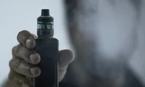 Vapes Disfarçados: Tecnologia Invasiva Ameaça Jovens com Novas Formas de Dependência de Nicotina e Câncer no Brasil
