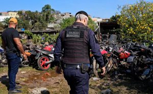 Operação conjunta da Polícia Civil e GCM localiza galpões com dezenas de motocicletas e peças irregulares; suspeito é preso em Itaquá