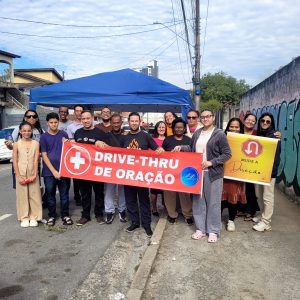 Drive-thru de oração leva palavra de fé a motoristas em Arujá