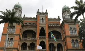 Viajante Belga com Sintomas Virais no Rio: Fiocruz Investiga Malária e Não Descarta Ebola por Histórico de Uganda