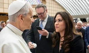 Papa Francisco Inova: Primeira Mulher Lidera Comunicações do Vaticano em Nomeação Histórica