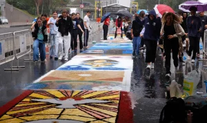 Chuva não freia fé: Fiéis transformam Centro do Rio em tapete de esperança para Corpus Christi com homenagem a Marielle Franco