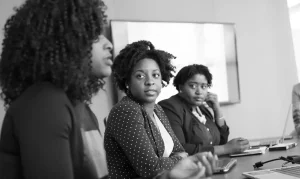 Desemprego entre jovens negras: Taxa atinge 24,7% e revela abismo social, aponta estudo