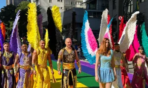 Parada LGBT+ 30 Anos em SP: Urna Gigante e Cores do Brasil Tomam Paulista em Chamado ao Voto Consciente