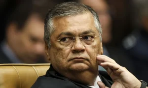 Dino mantém suspensão de vídeos ofensivos de vereador contra adversário político, mas libera expressão “nunca será”