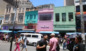 Confiança do Consumidor Paulistano Cai 0,4% em Maio: Selic Alta e Desenrola Brasil Moldam Cenário Econômico