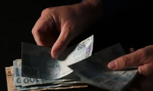 Dinheiro Esquecido em Bancos: Brasileiros Sacam R$ 482 Milhões em Abril Pelo SVR, Mas Ainda Há Bilhões Disponíveis