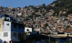 Copa na Favela: Projeto leva turistas para vivenciar a paixão pelo futebol na Rocinha e Vidigal com experiências culturais e jogos do Brasil