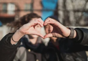 Dia dos Namorados: A Química do Amor Explicada por Especialistas do Iamspe, do Frio na Barriga à Segurança Duradoura