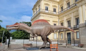 Museu Nacional Revoluciona com Réplica Gigante de Dinossauro Brasileiro: Oxalaia Quilombensis Ganha Vida!