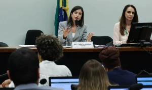 Misoginia na mira: PL que equipara crime de ódio contra mulheres ao racismo avança na Câmara dos Deputados