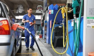 Vendas no Comércio Recuam 1,5% em Abril: Combustíveis e Conflito Global Puxam Queda Histórica