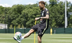 Neymar Volta a Treinar com a Seleção Brasileira 2 Dias Antes do Jogo Contra o Haiti, Animando Companheiros e Fãs