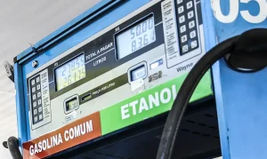 Brasil sente menos alta do petróleo que EUA e Argentina após conflito no Irã, aponta estudo do Ineep