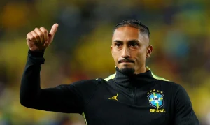 Raphinha preocupa a Seleção Brasileira: atacante sente dor na coxa direita e deixa jogo do Brasil contra Haiti mais cedo