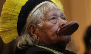 Cacique Raoni, ícone indígena de 94 anos, passará por cirurgia de desobstrução intestinal neste sábado em São Paulo