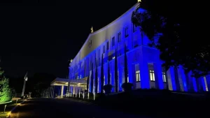Palácio dos Bandeirantes se ilumina de azul para alertar sobre Dia Nacional de Controle da Asma e seus riscos à saúde