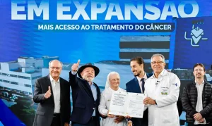 Lula entrega radioterapia moderna em SP e anuncia expansão nacional para combater o câncer